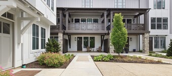 Gorgeous Union Pier Condo With Association Pool! Close To Beach and Downtown!
