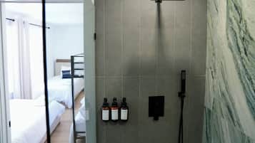5 bedrooms, iron/ironing board, Internet, bed sheets