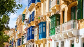 Una serie di edifici colorati con balconi e architettura tradizionale.