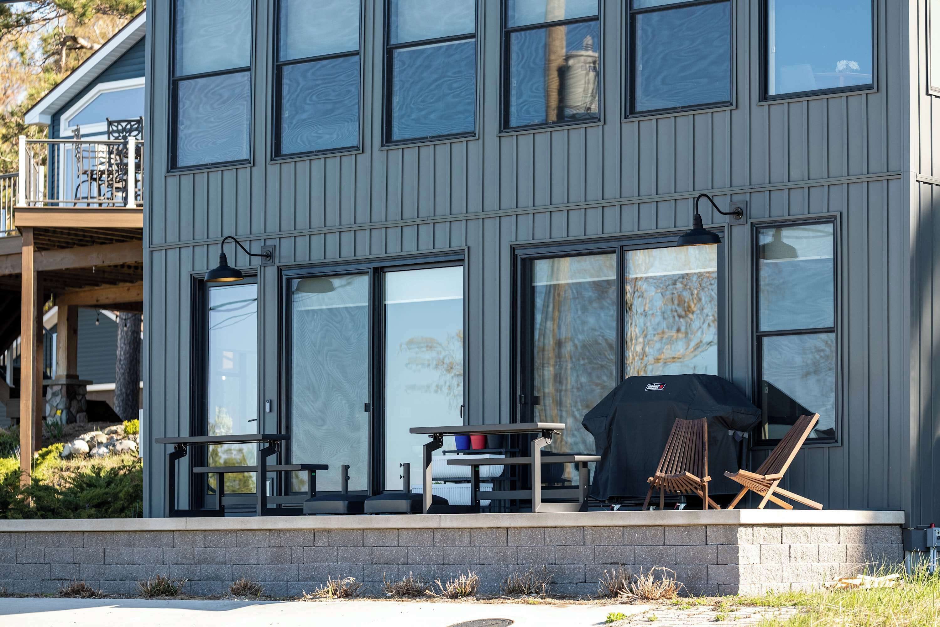 屋外ダイニングエリア. Obsidian Shores Waterfront House on Crystal Lake with Private Beach Access