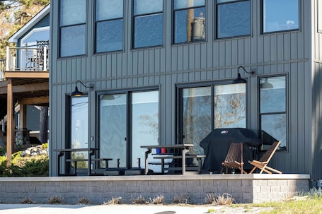 屋外ダイニングエリア. Obsidian Shores Waterfront House on Crystal Lake with Private Beach Access