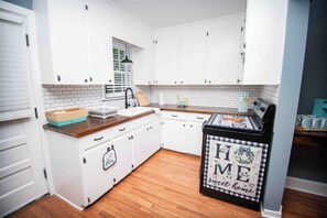 Private kitchen - Welcome to the Honey House in beautiful Hampton South Carolina (Hampton)