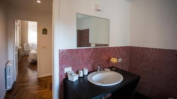Economy-Doppelzimmer, Balkon, Stadtblick | Badezimmer | Hausschuhe