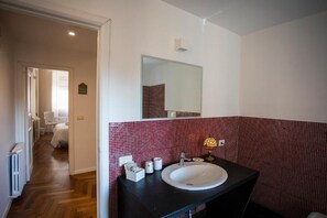 Economy tweepersoonskamer, balkon, uitzicht op stad | Badkamer | Pantoffels