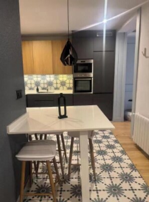 Kühlschrank, Mikrowelle, Wasserkocher mit Kaffee-/Teezubehör