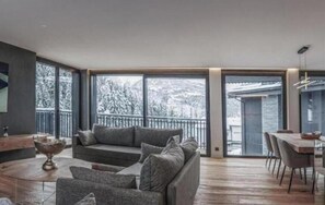 Una sala de estar moderna con un sofá, una mesa de centro y un comedor.