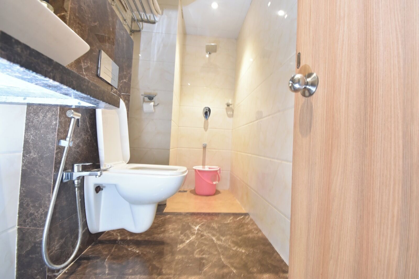 Deluxe-Doppelzimmer | Badezimmer | Dusche, Handtücher, Seife, Toilettenpapier