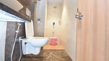 Deluxe-Doppelzimmer | Badezimmer | Dusche, Handtücher, Seife, Toilettenpapier
