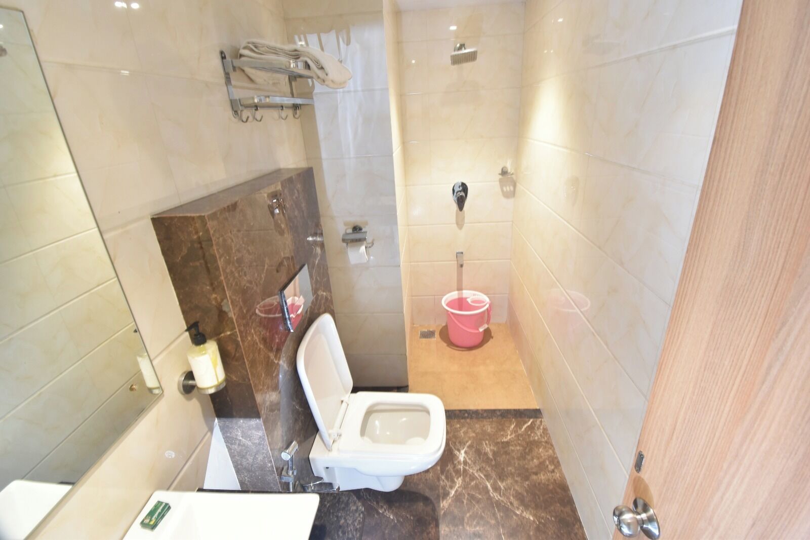 Habitación doble Deluxe | Baño | Regadera, toallas, jabón, papel de baño 