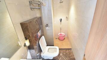 Habitación doble Deluxe | Baño | Regadera, toallas, jabón, papel de baño