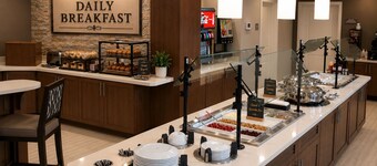 1BR Suite w/ 2 Queens | Pool + Daily Breakfast