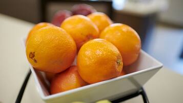 Un bol d’oranges sur une table.