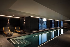 Indoor pool, sun loungers - Adina Hobart (Hobart)