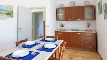 2-bedroom apartment, first floor | Cucina privata | Frigorifero, microonde, piano cottura, pentole/stoviglie/utensili