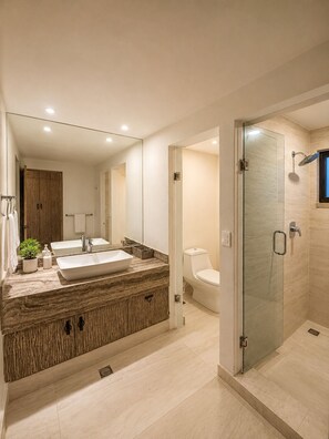 Shower, hair dryer, towels, soap - Unique Lakefront estate, near BBVA FIFA 26, transport on demand (Santiago)