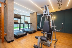 A gym with treadmills, a weight machine, and a wall with 'NO GAME' text. - Studio no coração da Vila Madalena (São Paulo)