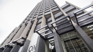 Un edificio alto con un diseño arquitectónico moderno, que presenta un llamativo logotipo 'ON' en la fachada.