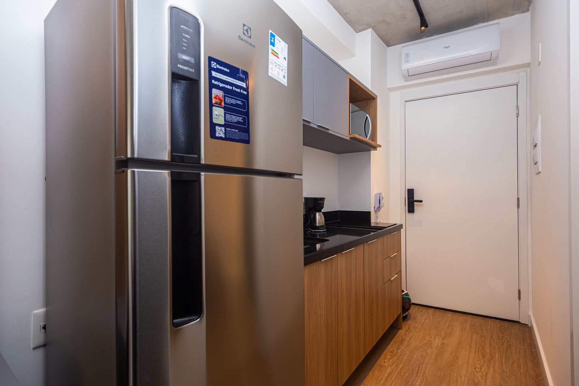 Standard Studio, Balcony | Private kitchen | Microwave, cookware/dishes/utensils