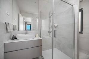 Douche, sèche-cheveux, serviettes fournies, savon