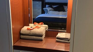 A bedroom with a bed, a dresser, and a mirror. - 3 Bed House Sleeps 6 - Smart Tv - Free Parking (Liverpool)