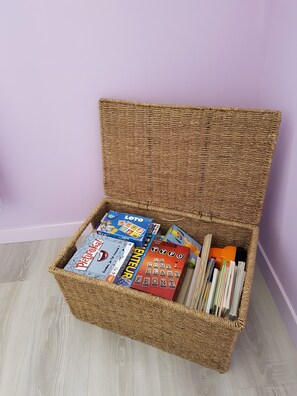 Un panier en osier contenant des livres et des magazines.