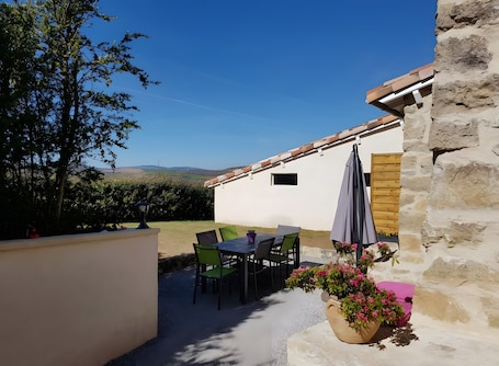 屋外ダイニングエリア. Charming Holiday Home “La Clé des Champs” with Pool, Garden & Terrace