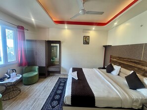 Phòng đôi Deluxe | Két bảo mật tại phòng, bàn, phòng cách âm, bàn ủi/dụng cụ ủi quần áo 