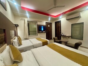ตู้นิรภัยในห้องพัก, โต๊ะทำงาน,  ห้องเก็บเสียง, เตารีด/โต๊ะรีดผ้า