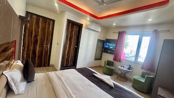 Classic Double Room | In-room safe, desk, soundproofing, iron/ironing board