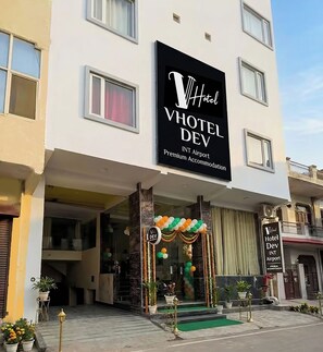 Un hôtel doté d’une enseigne bien visible, indiquant qu’il propose un hébergement de qualité supérieure à proximité d’un aéroport.