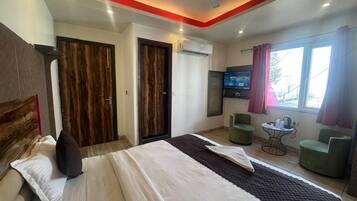 Deluxe Double Room | In-room safe, desk, soundproofing, iron/ironing board