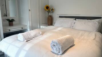 3 bedrooms, desk, iron/ironing board, free WiFi