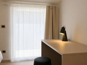 Comfort Double Room | Meja, ruang kerja komputer riba, Wi-fi percuma, akses kerusi roda 