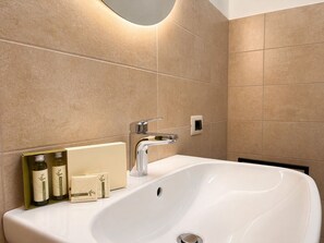Comfort Double Room, 1 Queen Bed, Non Smoking, Air conditioning | Bathroom | Shower, hair dryer, towels, soap - ZEST Rooms Verona (Verona)