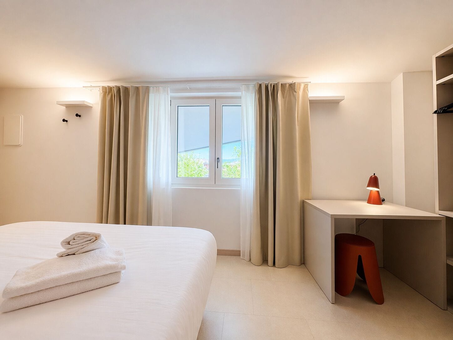 Comfort Double Room | Meja, ruang kerja komputer riba, Wi-fi percuma, akses kerusi roda 
