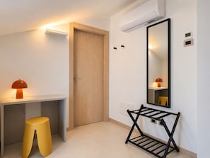 Comfort Double Room | Meja, ruang kerja komputer riba, Wi-fi percuma, akses kerusi roda 