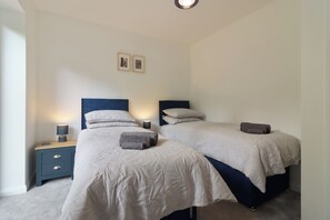 2 habitaciones, tabla de planchar con plancha, wifi y ropa de cama 
