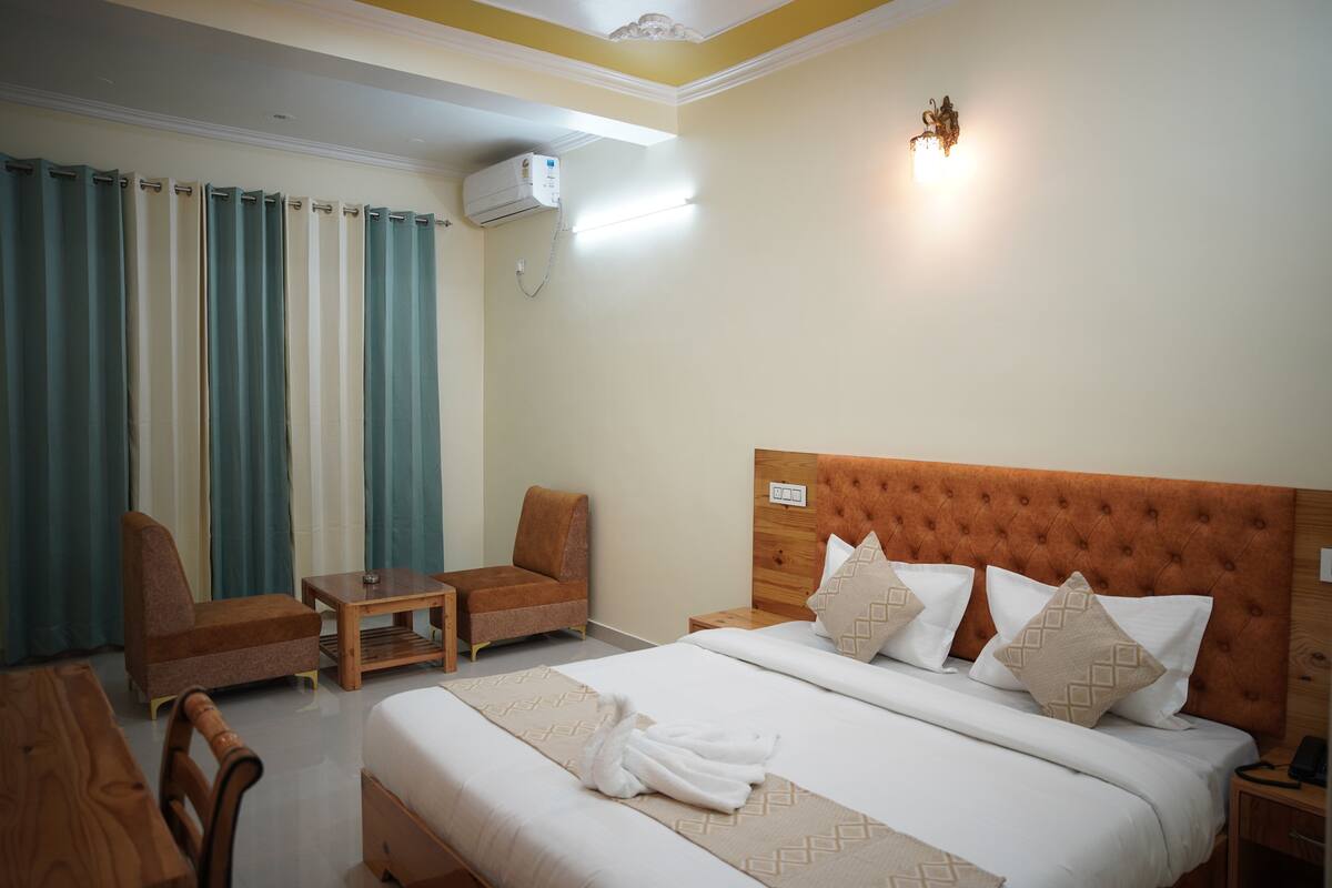 Deluxe Room, Non Smoking | Meja, ruang kerja komputer riba, Wi-fi percuma 