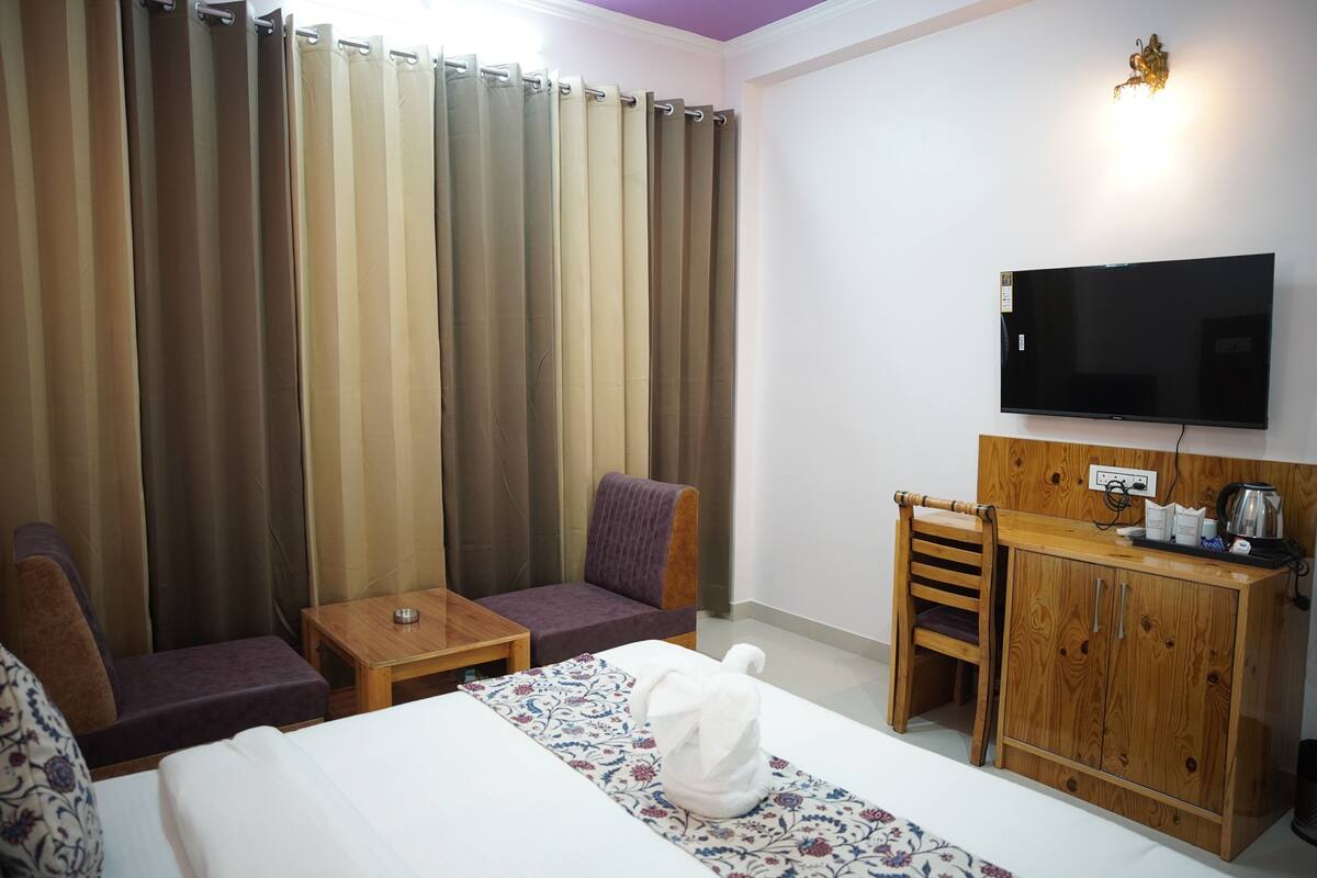 Deluxe Single Room, Hill View | Meja, ruang kerja komputer riba, Wi-fi percuma 