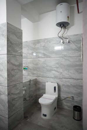 Superior Room, Balcony, Valley View | Bathroom | Shower, towels, soap, shampoo - Hotel Arijika View (Bhuntar)