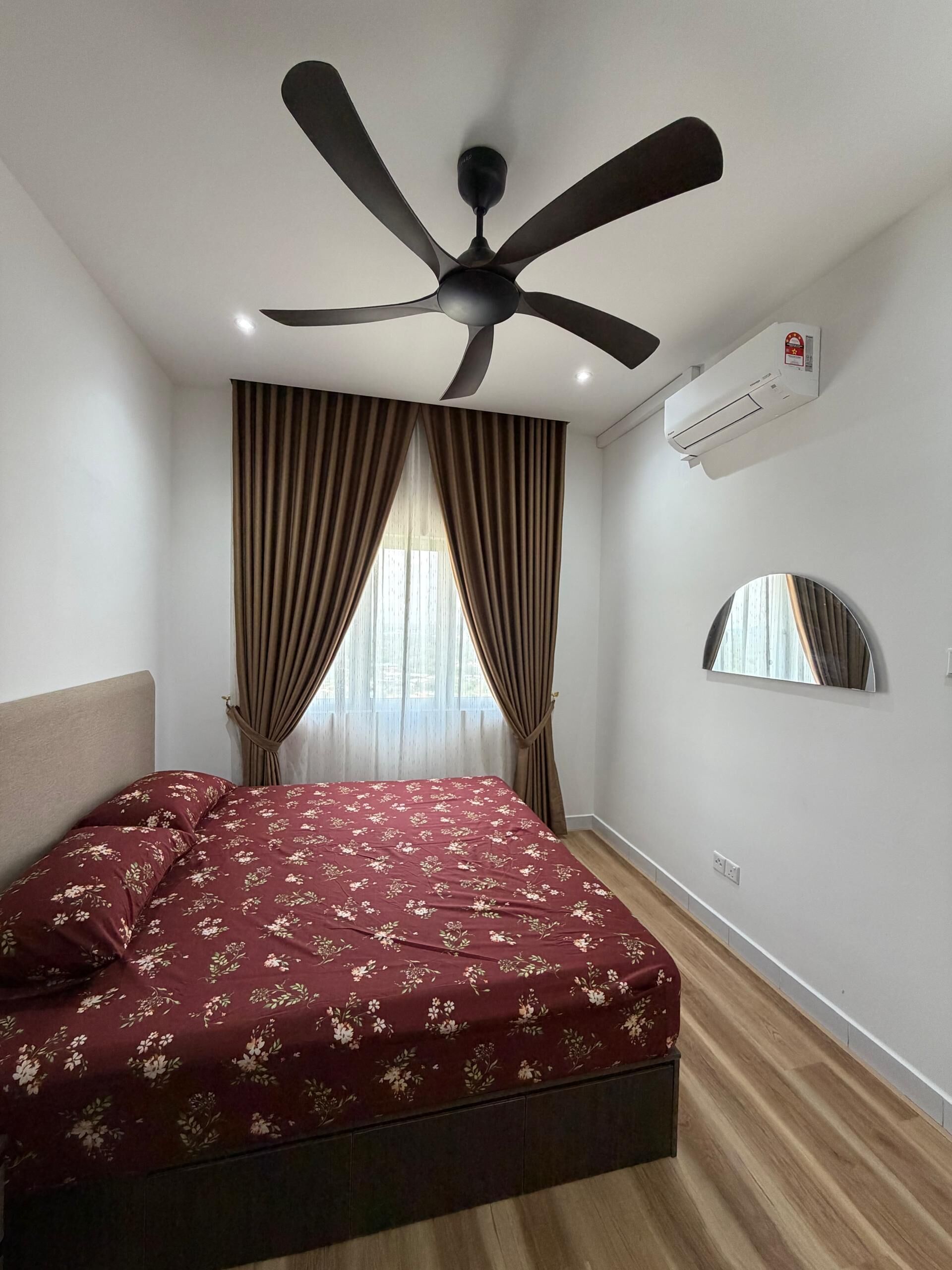 1 dormitorio y tabla de planchar con plancha