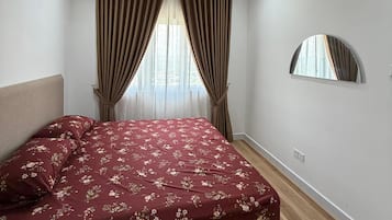 1 dormitorio y tabla de planchar con plancha