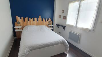 2 bedrooms, iron/ironing board, WiFi, bed sheets