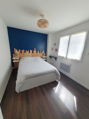 2 bedrooms, iron/ironing board, WiFi, bed sheets