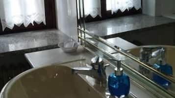 Doccia, set di cortesia gratuito, asciugamani, sapone