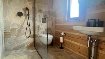 Casa familiar, pati, vistes al turó | Bany | Dutxa, articles de tocador gratuïts, sabó i xampú