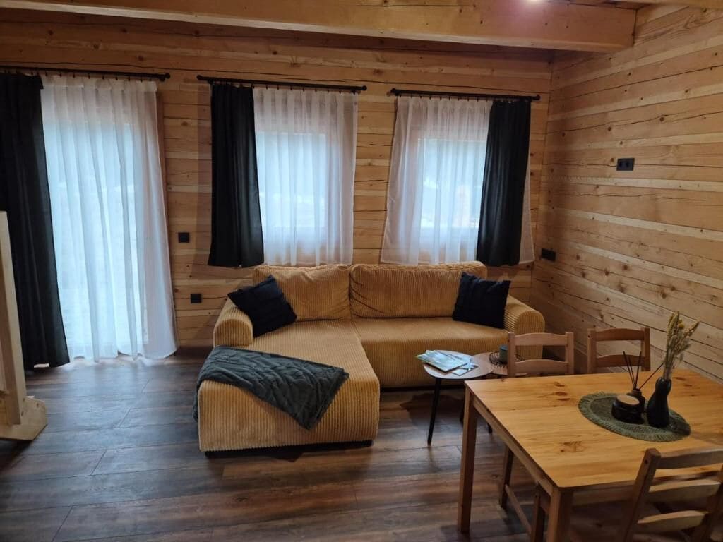 Familiehus, terrasse, utsikt mot høyde | Oppholdsområde