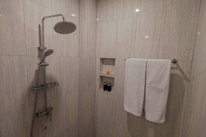 Secadora de cabello, toallas, jabón, papel de baño 