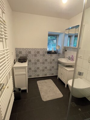 Haartrockner, Handtücher, Seife, Toilettenpapier