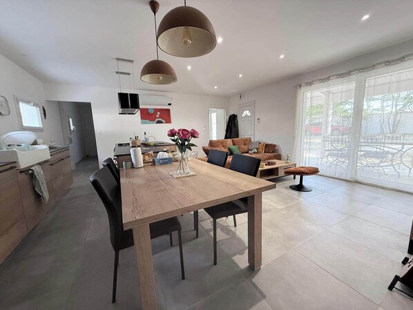 Una cocina moderna con comedor, un ventanal y vistas al exterior.